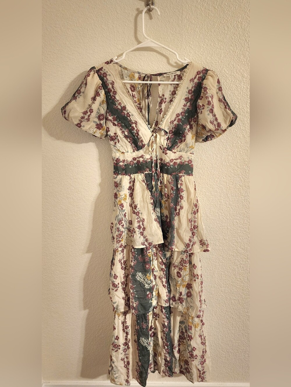 Francesca's Collections Cream & Sage Floral Tiered Midi Dress - Picture 5 of 11